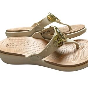 Crocs Sanrah Circle Wedge Sandals Womens 6 Cream Gold Medallion Flip Flop